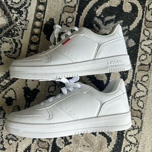 New without tags Women’s white Levi Strauss Sneakers size 9